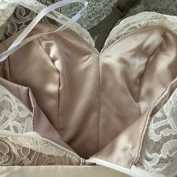 Elegant White Lace Dress with Belt - Picture 11 of 12